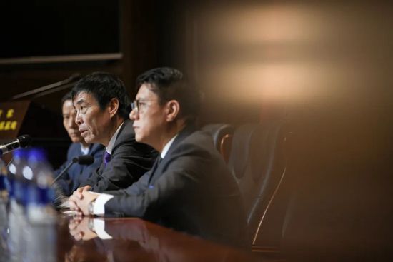 女人的双腿之间